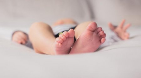 Bakıda 1 yaşlı oğlunu eyvandan atan atanın ittihamı ağırlaşdırıldı – MƏHKƏMƏ 