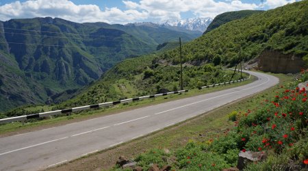 Laçında 552 ailəlik qəsəbəyə gedən yolun abadlaşdırılmasına başlanıldı