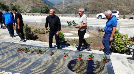 Bir qrup sakin Kəlbəcər Şəhidlər xiyabanını ziyarət edib