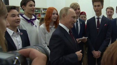 Putin məktəblilərlə birlikdə Rusiya himnini oxudu - VİDEO