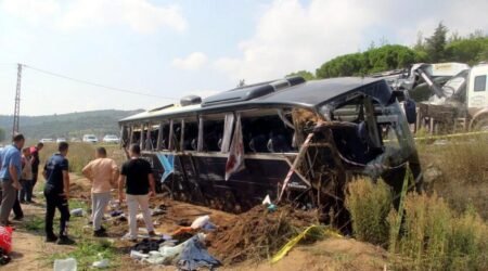 Turistləri daşıyan avtobus su kanalına aşdı - 1 ölü, 54 yaralı var - VİDEO