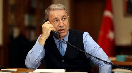 Hulusi Akar ukraynalı həmkarı ilə telefonla danışdı