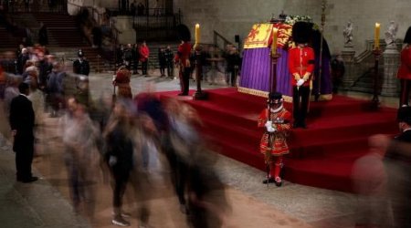 Kraliça ilə vida mərasimində OLAY – Cənazəyə doğru qaçan şəxs HƏBS olundu - FOTO