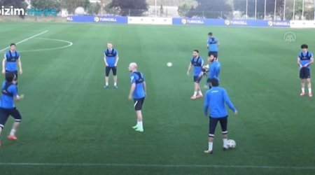 Azərbaycan millisi Qazaxıstanla oyuna necə və nə üçün çıxır? - VİDEO