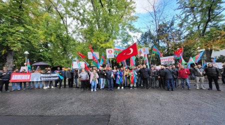 Berlində Azərbaycan icması Ermənistan səfirliyi önündə piket keçirib - FOTO