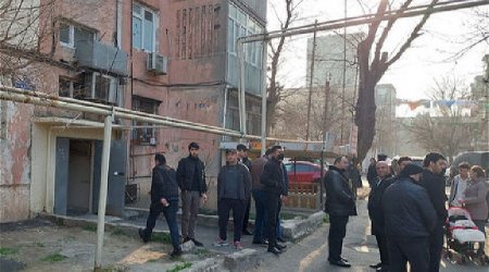 Ana və iki övladını qətlə yetirən məktəb direktoru özünü təqsirli bilmədi - MƏHKƏMƏ