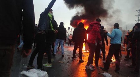 İranda övladı öldürülən ata xalqı ETİRAZLARA səslədi - VİDEO  