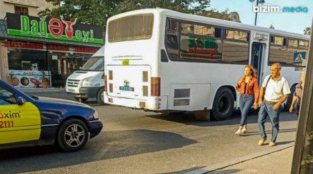 Avtobus sürücüsü şüşələrə PLYONKA çəkdi – Sərnişinlərdən ŞİKAYƏT 