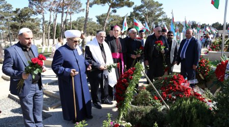 Dini konfessiya rəhbərləri İkinci Fəxri xiyabanı ziyarət ediblər - FOTO