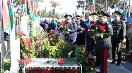 Müdafiə naziri Şəhidlər xiyabanını ziyarət edib - FOTO/VİDEO