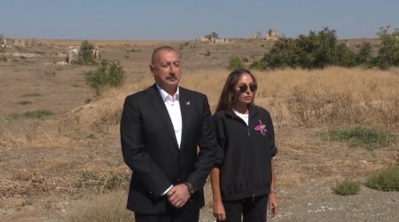 Füzulidə Prezidentin korteji dayandı - Şəhidlərin xatirəsi bir dəqiqəlik sükutla yad edildi - VİDEO
