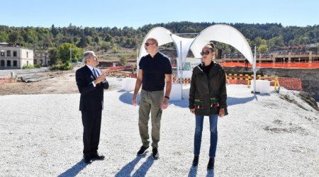 Prezident və xanımı Şuşada yeni yaşayış kompleksinin tikintisi ilə tanış olublar - VİDEO