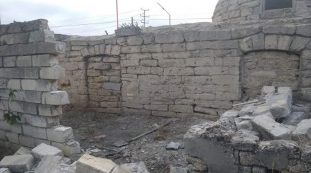 Bakıda tarixi hamamın divarına birləşdirilən hasar sökülüb - FOTO