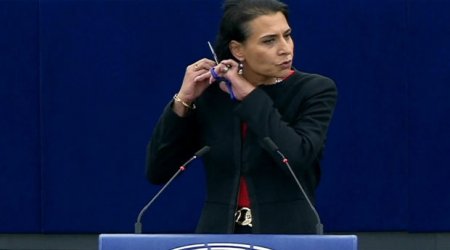İsveçli deputatdan İran qadınlarına DƏSTƏK - Saçını kəsdi - VİDEO 