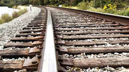 Bakıda sürət qatarı dəmiryolunu keçən kişini öldürdü