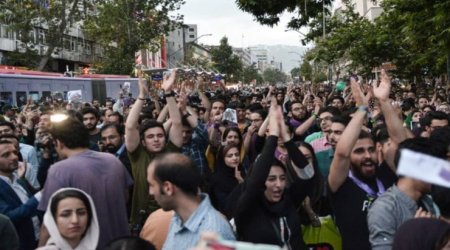 Təbrizdə cəsur bir qız “Azadlıq, ədalət, milli hökumət!” şüarını səsləndirdi – VİDEO