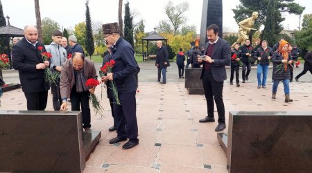 Cavit Bağçı Qubada naməlum türk əsgərinin məzarını ziyarət etdi - FOTO