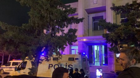 Rəşad Dağlının gətirildiyi prokurorluq binası önündə İZDİHAM – ANBAAN GÖRÜNTÜLƏR