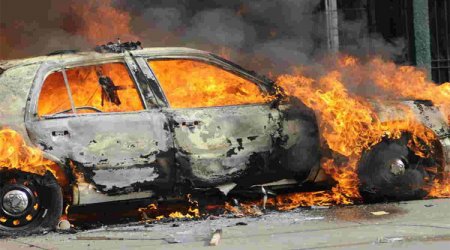 Bakıda avtomobil körpüdən dəmiryolu xəttinə aşaraq yandı
