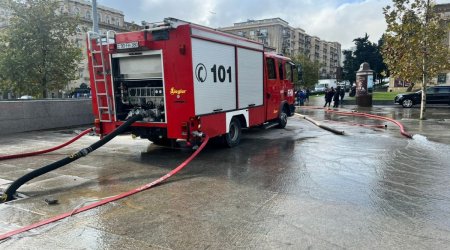 Bakıda yeraltı piyada keçidinə dolan su boşaldıldı - VİDEO