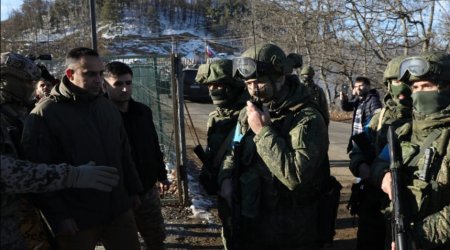 Sülhməramlı Azərbaycan jurnalistlərinin avtomobilinə avtomatla zərbə endirdi - FOTO
