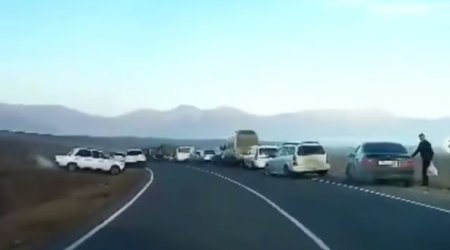 Laçın magistralında kilometrlərlə tıxac yarandı – Ermənilər yarı yolda qalıb – VİDEO