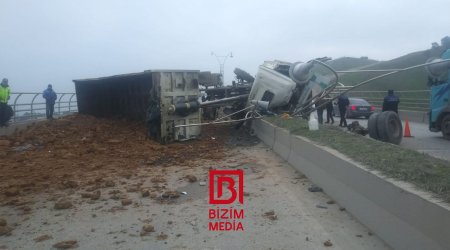 Bakı-Quba yolunda yük maşını aşıb, xəsarət alanlar var - FOTO 