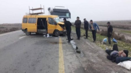 Biləsuvarda yük avtomobili sərnişin mikroavtobusu ilə toqquşdu - 6 YARALI VAR
