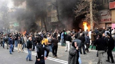 İranın Sənəndəc şəhəri BU DƏQİQƏLƏRDƏ: Etirazçılar təkərlər yandıraraq yolları bağladı – ANBAAN VİDEO 