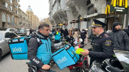 Baş DYP İdarəsi tərəfindən Bakıda moped və velosiped sürücülərinə işıqqaytarıcı jiletlər PAYLANDI - FOTO