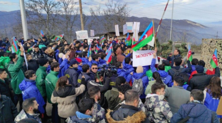 Xankəndi-Laçın yolunda aksiya iştirakçıları \