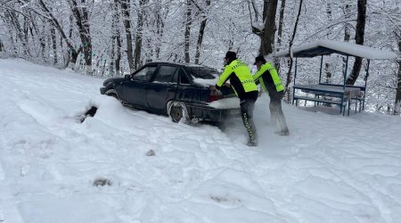 Qubada yol polisləri qarlı havada sürücülərə BELƏ kömək etdilər – FOTO/VİDEO 