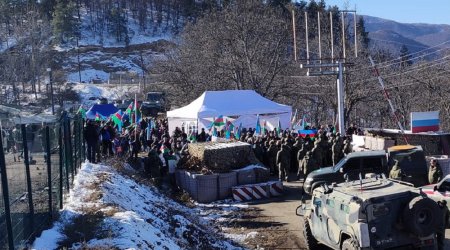 Rusiya sülhməramlılarına məxsus minik avtomobili Laçın yolundan keçib