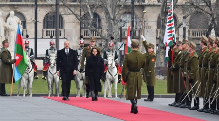 İlham Əliyevin Budapeştdə rəsmi qarşılanma mərasimi - FOTO/VİDEO