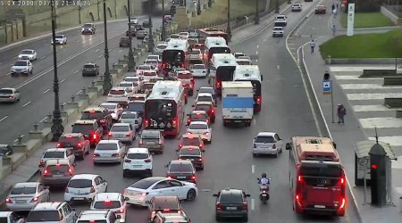 Paytaxtda 132 marşrut avtobusu GECİKİR