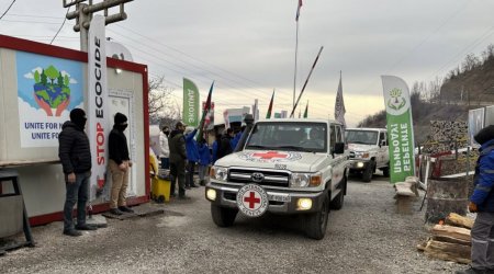 BQXK-nın avtomobilləri ilə bir qrup erməni Ermənistana aparıldı - FOTO