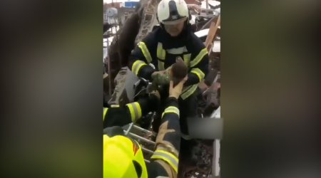 1 aylıq körpə 60 saat sonra dağıntılar altından sağ ÇIXARILDI – VİDEO