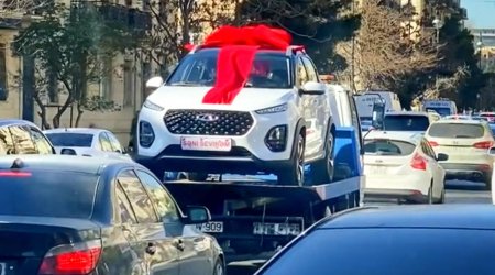 “Sevgililər günü”ndə bəyin xanımına avtomobil hədiyyəsi GÜNDƏM OLDU – VİDEO