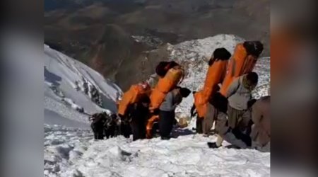 İranda insanlar acından ölməmək üçün pulu belə qazanırlar – VİDEO