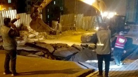 İstanbulda YOL ÇÖKDÜ – İki bina BOŞALDILDI - FOTO 