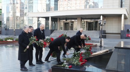 Dövlət və hökumət rəsmiləri Xocalı soyqırımı abidəsini ziyarət ediblər - FOTO