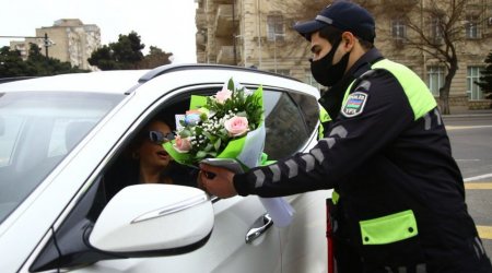 Polislər Bakıda xanım sürücüləri təbrik etdi