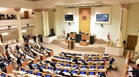 Gürcüstan parlamenti 5 deputatın mandatını ləğv edib