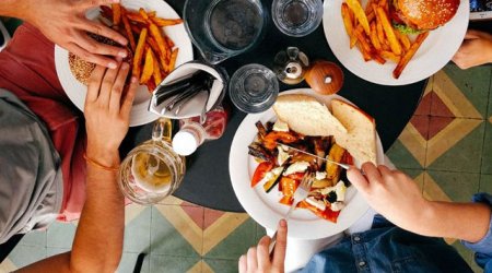 Yemək zamanı su içmək TƏHLÜKƏLİDİR – Dietoloqdan XƏBƏRDARLIQ