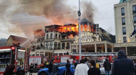 Tbilisidə məşhur hotel yandı – VİDEO