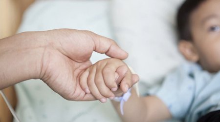 Bakıda DƏHŞƏT: 2 yaşlı uşağın əli ətçəkən maşında qaldı