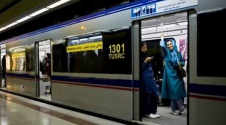 Tehran metrosundan qadınlar polisə MƏHƏL QOYMUR: Hicabsız gəzirlər - VİDEO