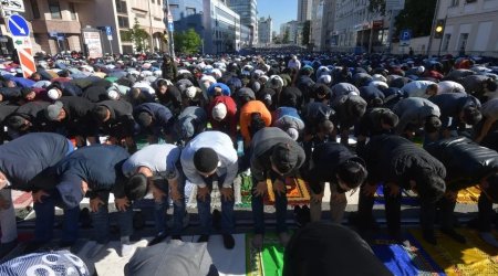 Moskvada 100 mindən çox müsəlmanın iştirakı ilə BAYRAM NAMAZI – VİDEO  
