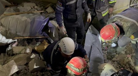 Biləsuvarda dağıntılar altından bir nəfərin cəsədi çıxarıldı - FOTO