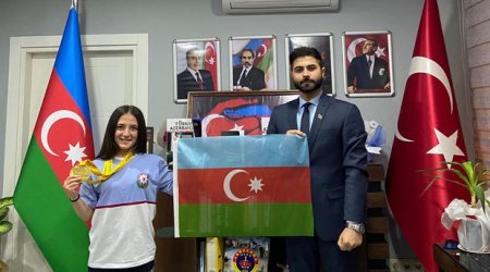 İrəvanda çempion olan Cansu Bektaşa bayrağımız təqdim edildi - FOTO 